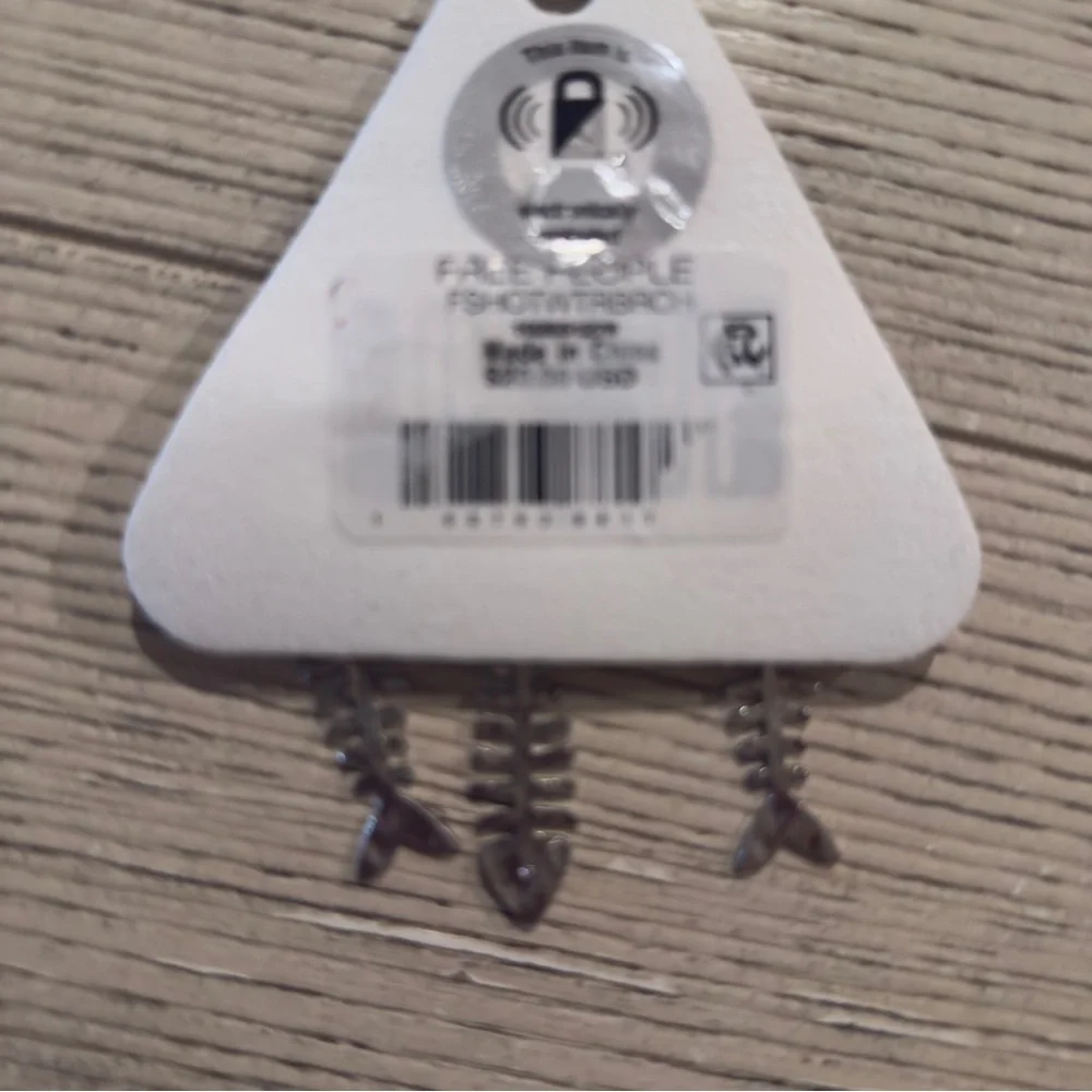 FREE PEOPLE  Fish Outta Water Brooch - Silver